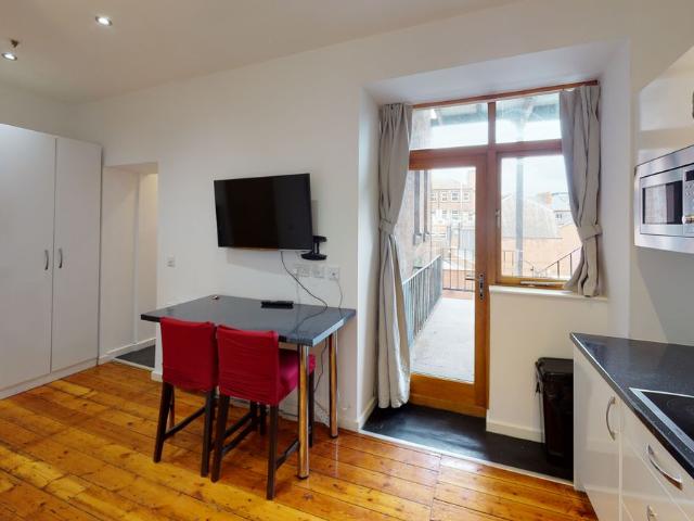Studio for rent in St Ann's, Haddon