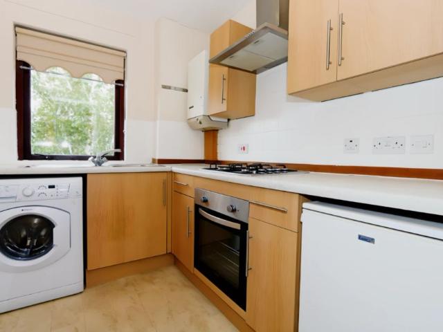 Studio for rent in Carriagehill, Glenburn