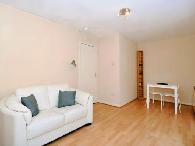 Studio for rent in Sandyford, Scotland