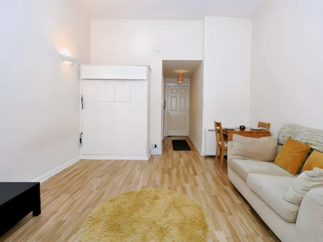 Studio for rent in Merchant City, Scotland