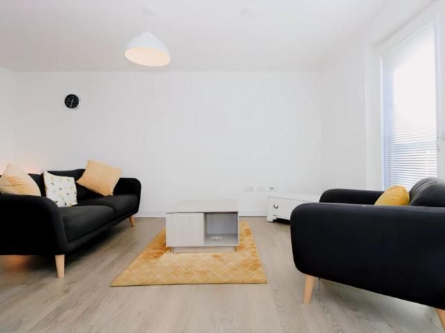 Studio for rent in Thornwood, Glasgow
