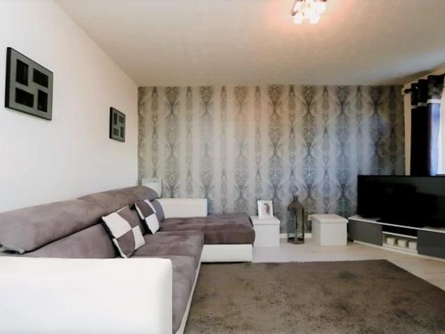 Studio for rent in Summerston, Scotland