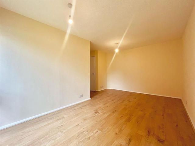 Studio for rent in Yiewsley, Greater London