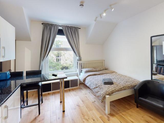 Studio for rent in St Ann's, Haddon