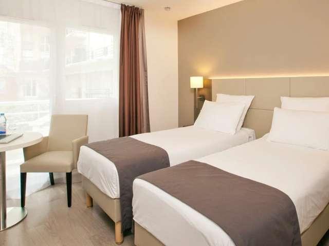 Studio location à France métropolitaine, Courbevoie