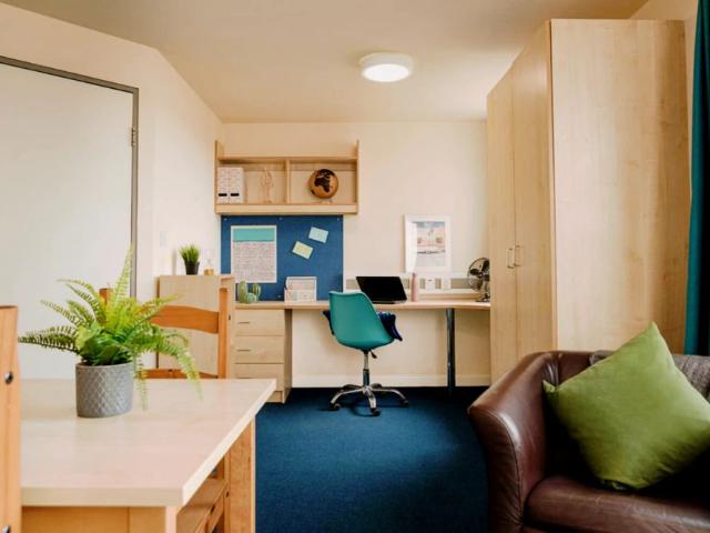 Studio for rent in Hyde Park, West Yorkshire