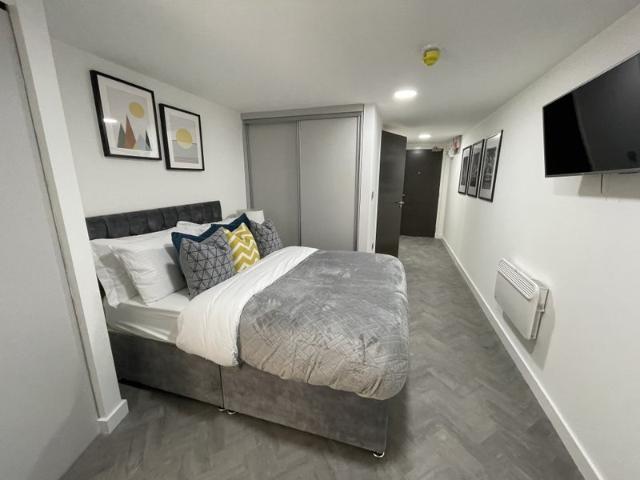 Studio for rent in Calderstones