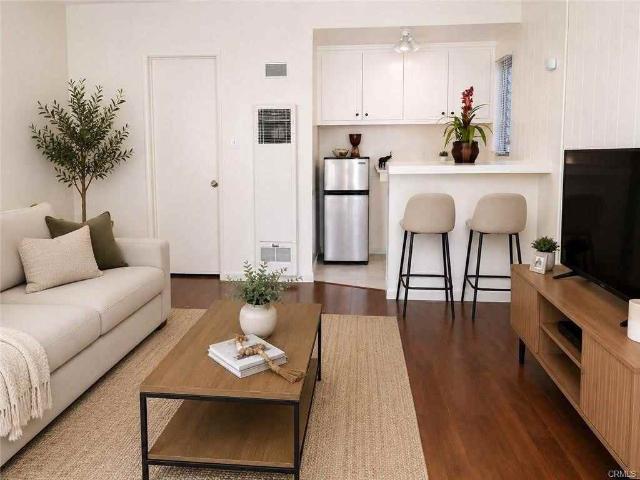 Apartment for rent in Reynier Village, Los Angeles