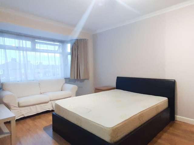 Studio for rent in Colindale, Greater London