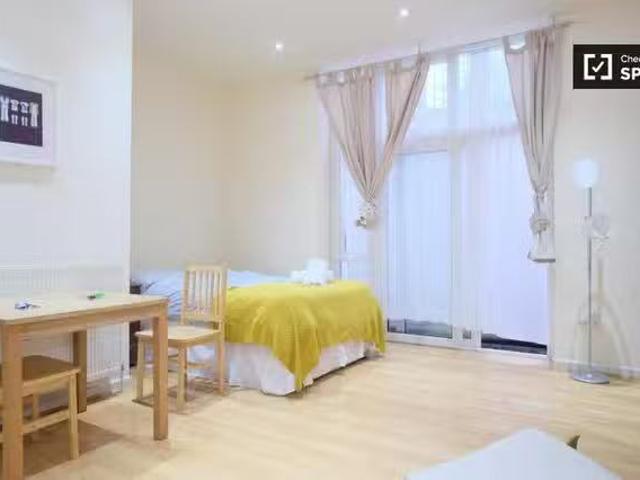 Apartment for rent in Brondesbury, Greater London