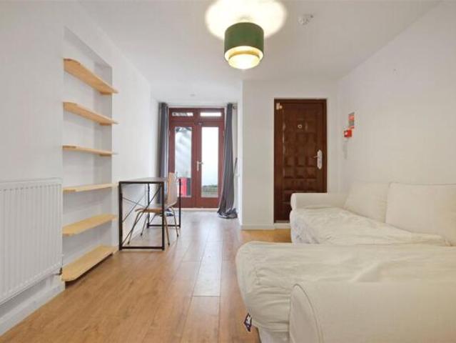 Apartment for rent in Cat Hill, England