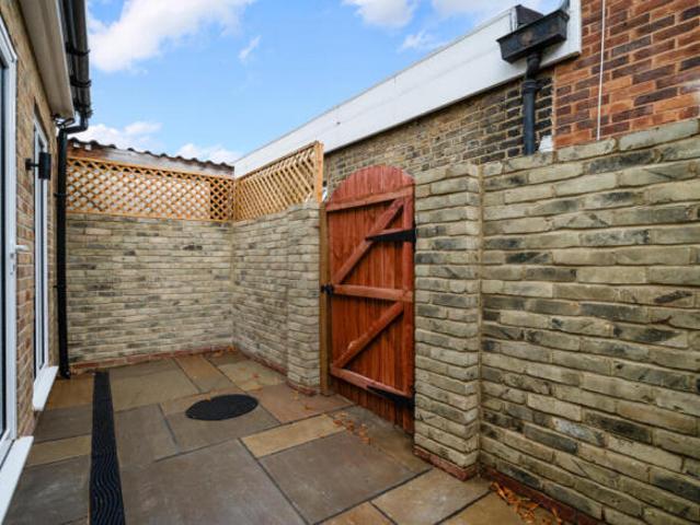 Apartment for rent in Cat Hill, England