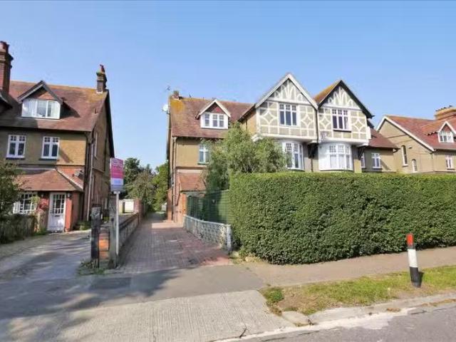 Apartment for rent in Seven Kings, Greater London