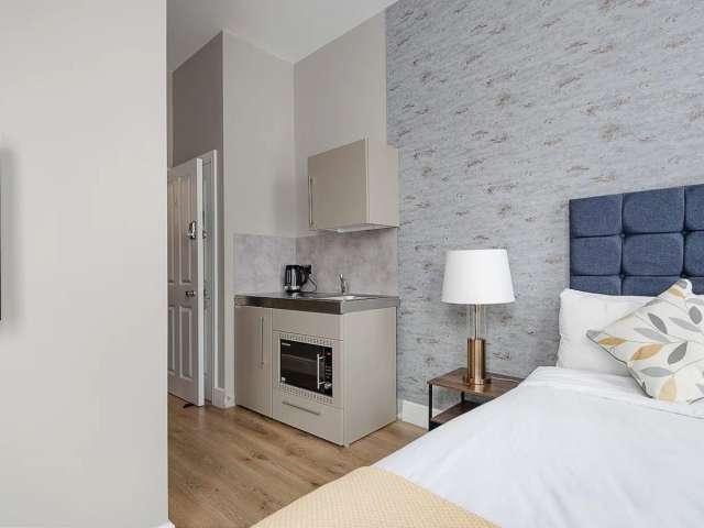 Studio for rent in Queen's Park, Greater London