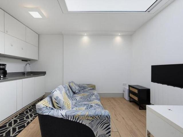 Apartment for rent in Cat Hill, England