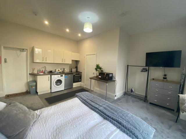 Studio for rent in Berry Hill, Potters Corner