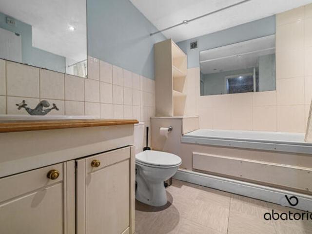 Apartment for sale in Wapping, Greater London