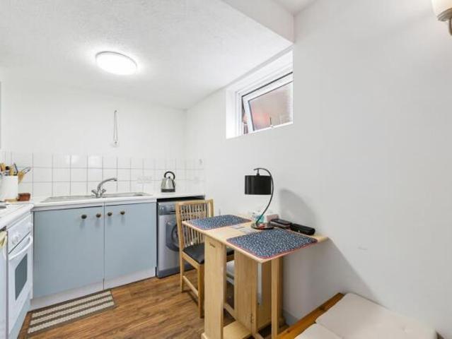 Apartment for sale in Brentford End, Greater London