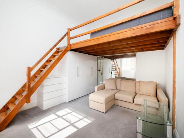 Apartment for sale in Cat Hill, England