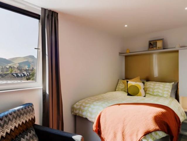 Studio for rent in Hillside, Leith