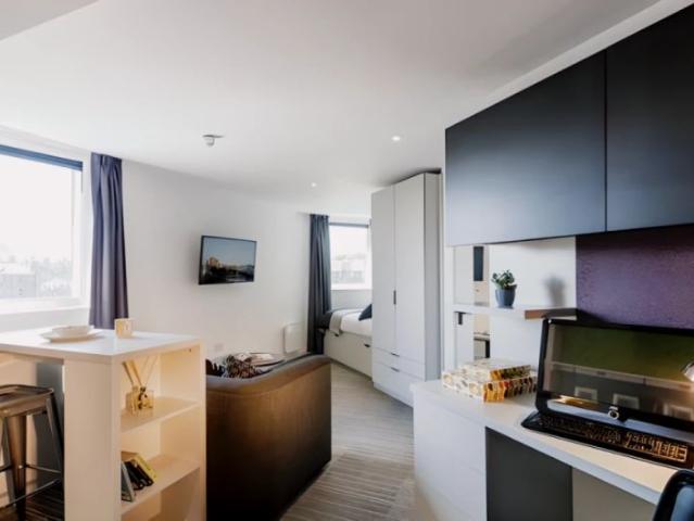 Studio for rent in Hillside, Leith