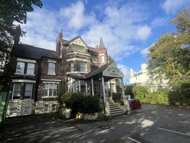 Studio for rent in Calderstones