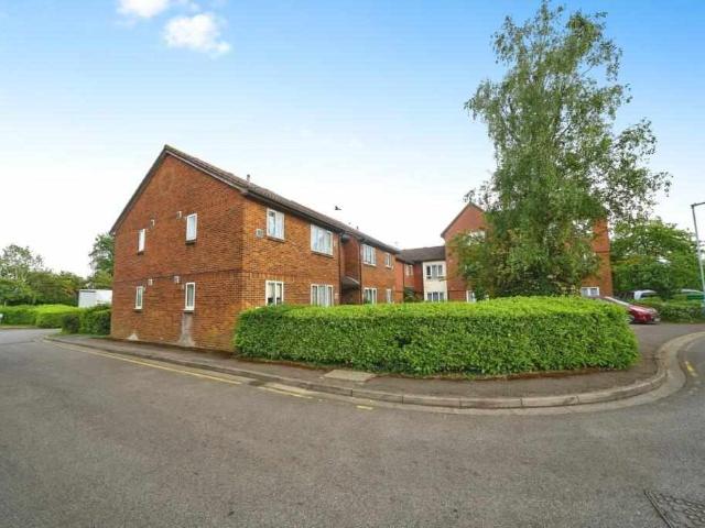 Studio for sale in Hayes, London Borough of Hillingdon Studio for sale in Hayes, London Borough of Hillingdon