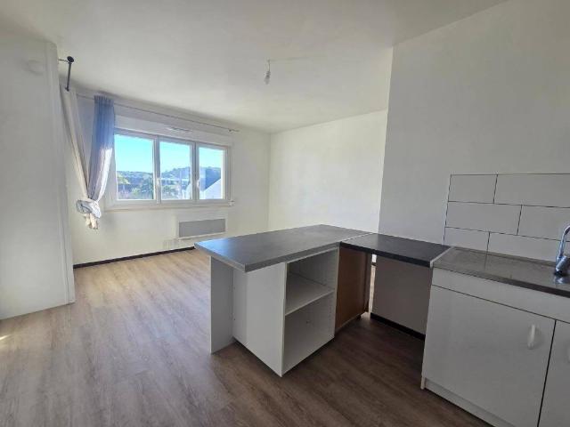 Studio location à Zone Commerciale des Graviers, La Ville-du-Bois