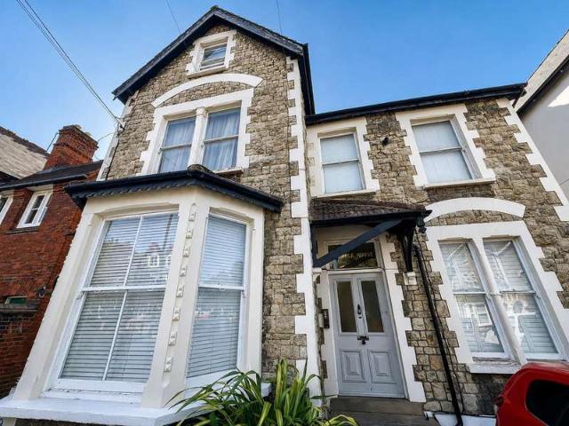 Studio for sale in London Borough of Croydon, Addiscombe