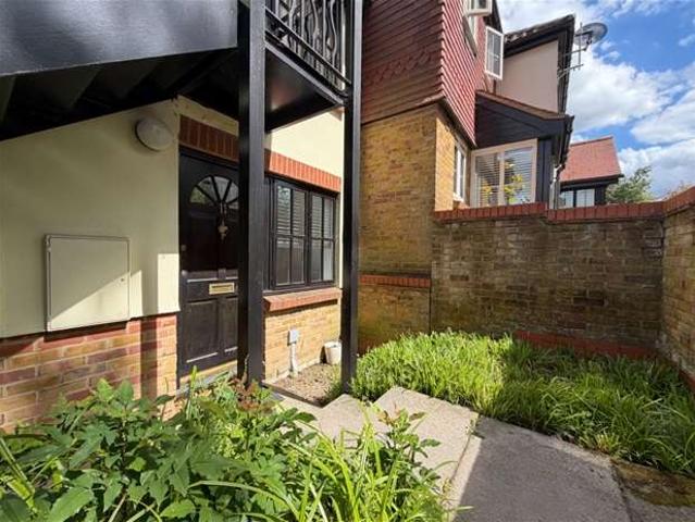 Studio for rent in Hatching Green, Five Acres