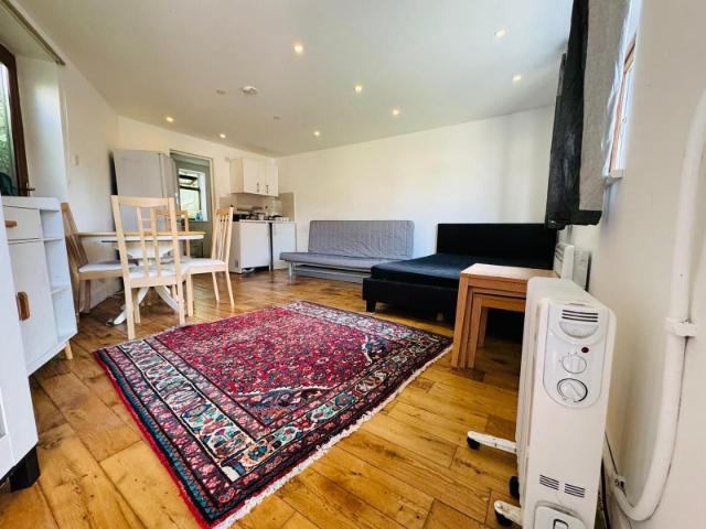 Studio for rent in Golders Green, Isle Of Man