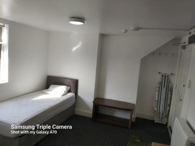 Studio for rent in New Humberstone, Leicester