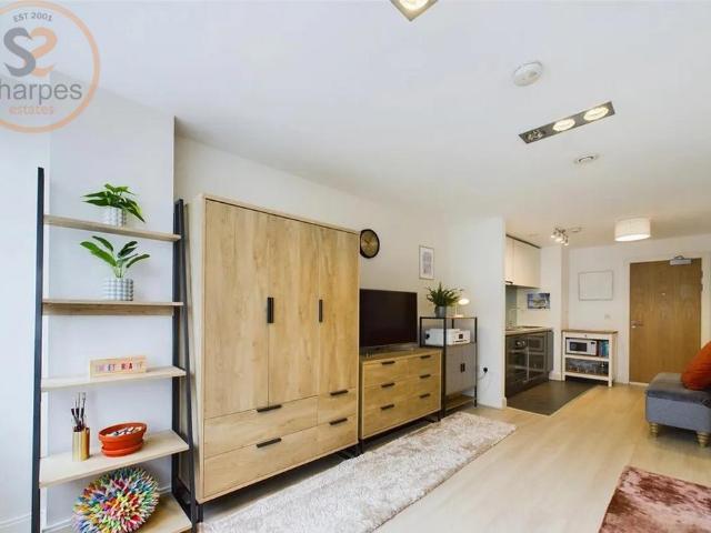 Apartment for rent in London Borough of Merton, Raynes Park
