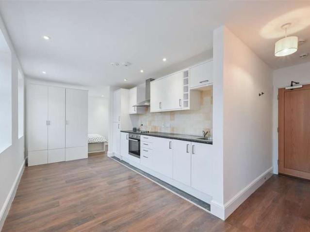 Studio for sale in Woodcote, Epsom