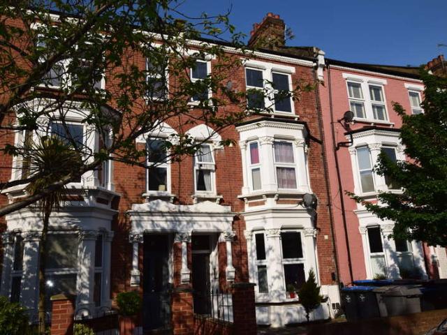 Studio for rent in Queen's Park, Greater London