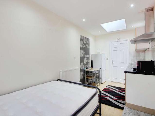 Studio for rent in West Bedfont, Lower Halliford