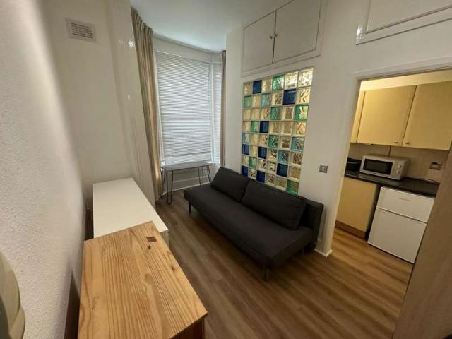 Studio for rent in Brownswood Park, Stoke Newington