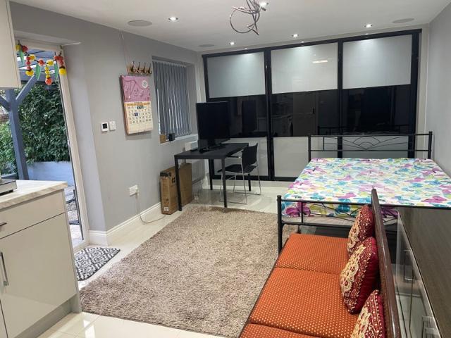 Studio for rent in Beavers, Greater London