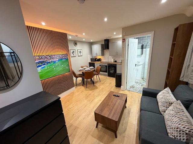 Apartment for rent in Poplar Grove, Greater London