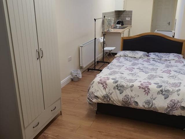 Studio for rent in Tolworth, Greater London