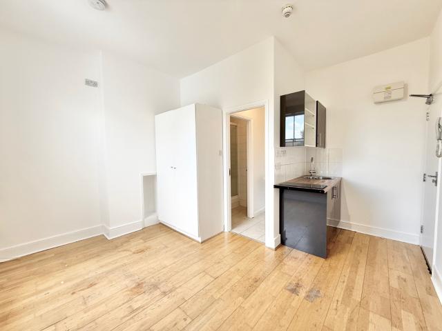Studio for rent in Queen's Park, Greater London
