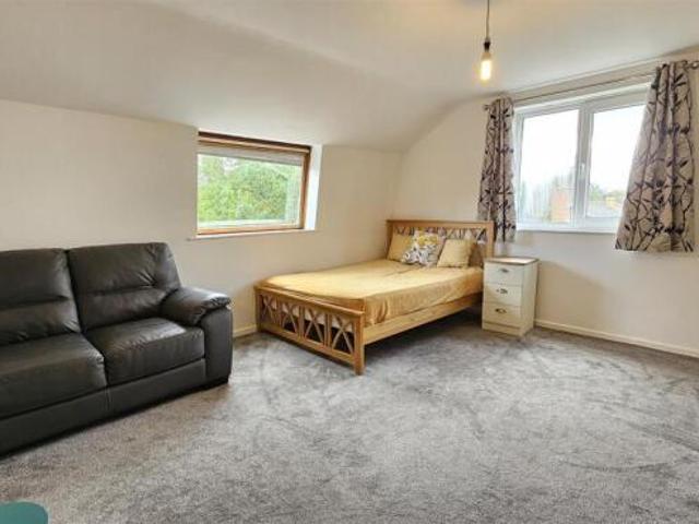 Studio for rent in South Lane, West Yorkshire