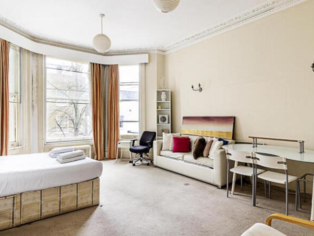 Studio for rent in Cat Hill, England