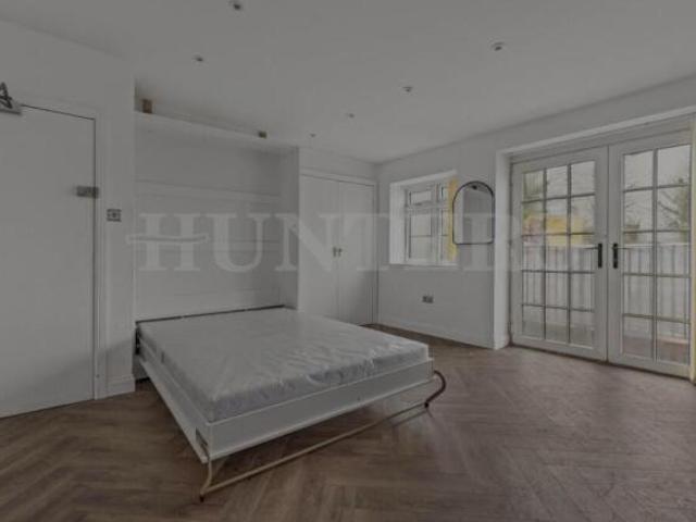 Studio for rent in Cat Hill, England