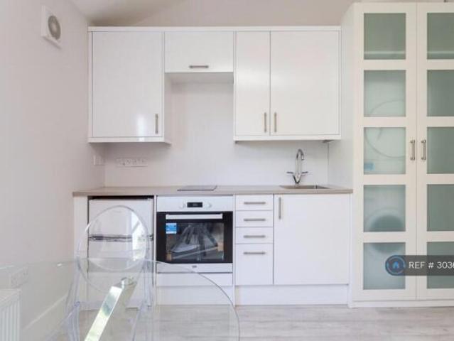Studio for rent in Cat Hill