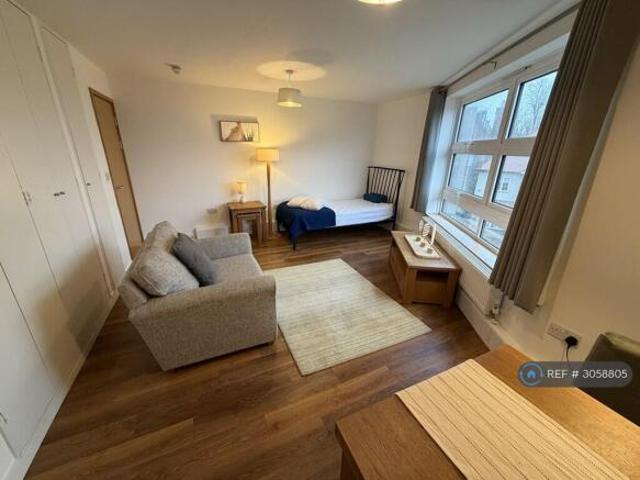 Studio for rent in Cat Hill, England