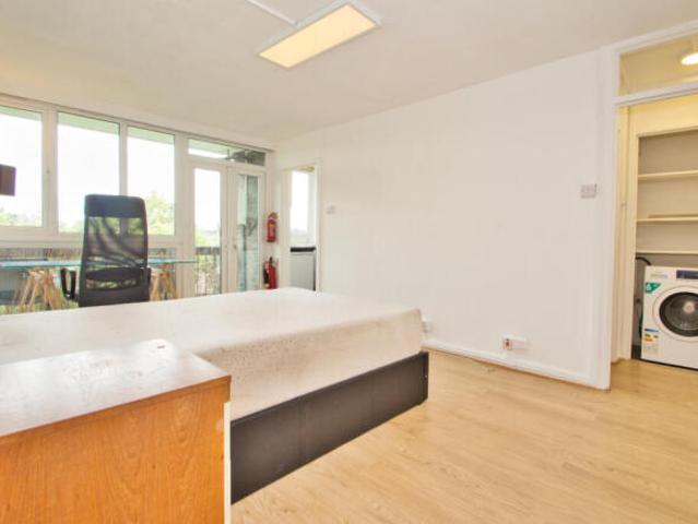 Studio for rent in Cat Hill