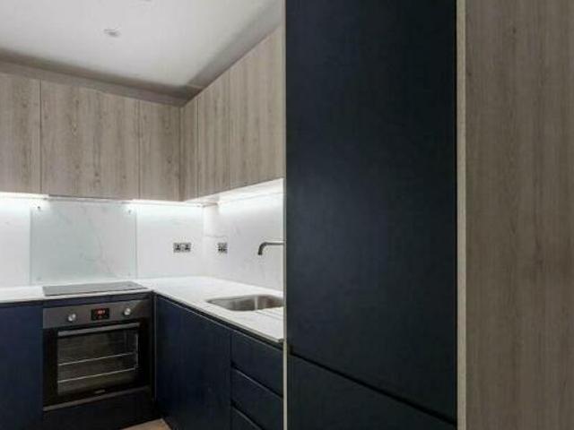 House for rent in Heol-las, Surrey