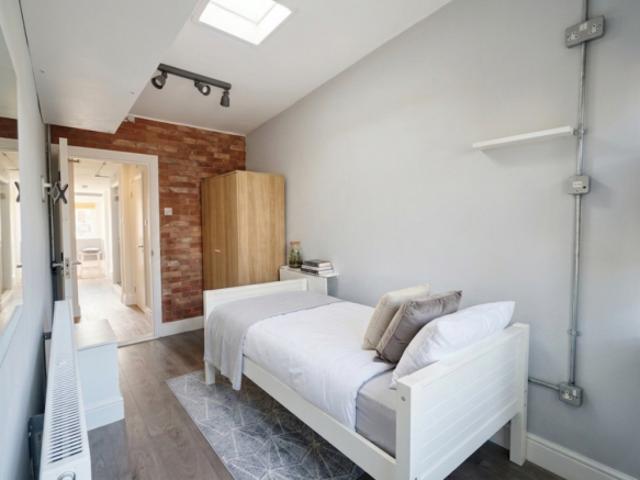 Studio for rent in Cat Hill