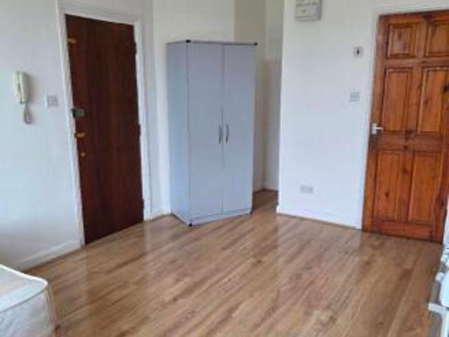 Studio for rent in Cat Hill, England